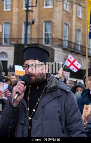 London, Großbritannien. 24th. Februar 2022. Ukraine Anti-Russland-Demonstranten in Whitehall London Großbritannien Kredit: Ian Davidson/Alamy Live News Stockfoto