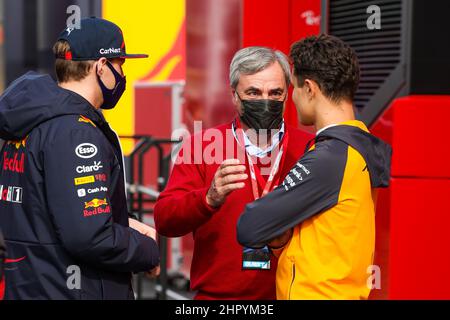 SAINZ Carlos Senior, Vater von Carlos Junior im Gespräch mit VERSTAPPEN Max (NED), Red Bull Racing RB18, Und NORRIS Lando (gbr), McLaren F1 Team MCL36, Portrait während der Vorsaison-Rennserie vor der FIA Formel-1-Weltmeisterschaft 2022, auf dem Circuit de Barcelona-Catalunya, vom 23. Bis 25. Februar 2022 in Montmelo, bei Barcelona, Spanien - Foto Florent Gooden / DPPI Stockfoto