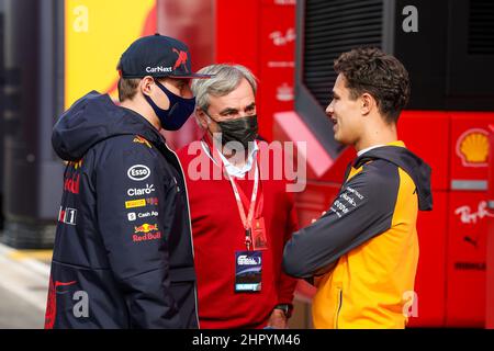 SAINZ Carlos Senior, Vater von Carlos Junior im Gespräch mit VERSTAPPEN Max (NED), Red Bull Racing RB18, Und NORRIS Lando (gbr), McLaren F1 Team MCL36, Portrait während der Vorsaison-Rennserie vor der FIA Formel-1-Weltmeisterschaft 2022, auf dem Circuit de Barcelona-Catalunya, vom 23. Bis 25. Februar 2022 in Montmelo, bei Barcelona, Spanien - Foto Florent Gooden / DPPI Stockfoto