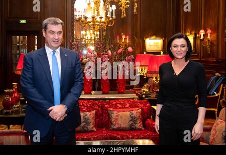 Wien, Österreich. 24th. Februar 2022. Der bayerische Ministerpräsident Markus Söder (CSU) trifft im Hotel Sacher die Landwirtschaftsministerin von Österreich, Elisabeth Köstinger (VP). Quelle: Sven Hoppe/dpa/Alamy Live News Stockfoto