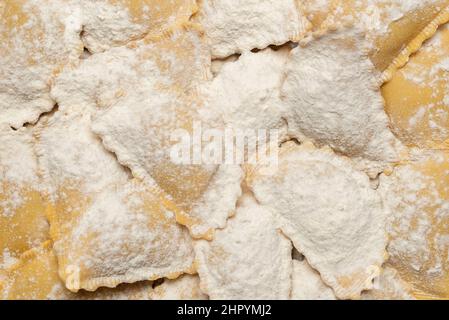 Rohe Ravioli als Hintergrund. Gesundes italienisches Essen. Stockfoto