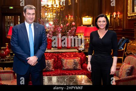 Wien, Österreich. 24th. Februar 2022. Der bayerische Ministerpräsident Markus Söder (CSU) trifft sich mit der österreichischen Landwirtschaftsministerin Elisabeth Köstinger (ÖVP) im Hotel Sacher. Quelle: Sven Hoppe/dpa/Alamy Live News Stockfoto