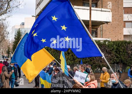 Madrid, Spanien. 24th. Februar 2022. Demonstranten halten während einer Demonstration gegen die russische Invasion in der Ukraine Flaggen fest. Als Reaktion auf die russische Invasion in der Ukraine versammelte sich eine Gruppe ukrainischer Bürger mit Wohnsitz in Spanien vor der russischen Botschaft in Madrid, um gegen Wladimir Putins Invasion in der Ukraine zu protestieren. Kredit: SOPA Images Limited/Alamy Live Nachrichten Stockfoto