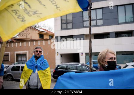 Madrid, Spanien. 24th. Februar 2022. Ein Protestler hält während einer Demonstration gegen die russische Invasion in der Ukraine eine ukrainische Flagge. Als Reaktion auf die russische Invasion in der Ukraine versammelte sich eine Gruppe ukrainischer Bürger mit Wohnsitz in Spanien vor der russischen Botschaft in Madrid, um gegen Wladimir Putins Invasion in der Ukraine zu protestieren. Kredit: SOPA Images Limited/Alamy Live Nachrichten Stockfoto