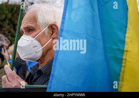 Madrid, Spanien. 24th. Februar 2022. Ein Protestler hält während einer Demonstration gegen die russische Invasion in der Ukraine eine ukrainische Flagge. Als Reaktion auf die russische Invasion in der Ukraine versammelte sich eine Gruppe ukrainischer Bürger mit Wohnsitz in Spanien vor der russischen Botschaft in Madrid, um gegen Wladimir Putins Invasion in der Ukraine zu protestieren. Kredit: SOPA Images Limited/Alamy Live Nachrichten Stockfoto