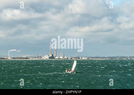 Dun Laoghaire, Irland. 24th. Februar 2022. Eine Yacht verlässt den Hafen von Dun Laoghaire inmitten sehr starker Winde. Met Éireann hat für den Rest des Tages winterliche Duschen prognostiziert. Quelle: AG News/Alamy Live News Stockfoto