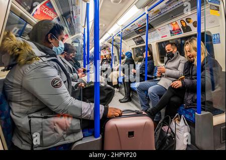 London, Großbritannien. 24th. Februar 2022. Die U-Bahn am Tag werden die Regeln für das Tragen von Masken in der Öffentlichkeit weiter gelockert, um sie nicht mehr obligatorisch zu machen. Masken sind im öffentlichen Verkehr zwar weiterhin sinnvoll, aber immer noch tragen sie viele Menschen. Kredit: Guy Bell/Alamy Live Nachrichten Stockfoto