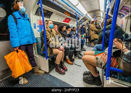 London, Großbritannien. 24th. Februar 2022. Die U-Bahn am Tag werden die Regeln für das Tragen von Masken in der Öffentlichkeit weiter gelockert, um sie nicht mehr obligatorisch zu machen. Masken sind im öffentlichen Verkehr zwar weiterhin sinnvoll, aber immer noch tragen sie viele Menschen. Kredit: Guy Bell/Alamy Live Nachrichten Stockfoto
