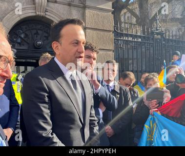 Tanaiste Leo Varadkar trifft Ukrainer, die sich vor dem irischen parlament in Dublin versammelt haben, um gegen die russische Invasion ihres Landes zu protestieren. Bilddatum: Donnerstag, 24. Februar 2022. Stockfoto