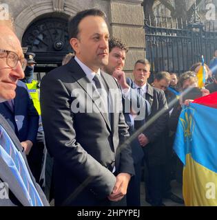 Tanaiste Leo Varadkar trifft Ukrainer, die sich vor dem irischen parlament in Dublin versammelt haben, um gegen die russische Invasion ihres Landes zu protestieren. Bilddatum: Donnerstag, 24. Februar 2022. Stockfoto