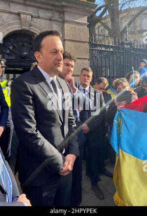 Tanaiste Leo Varadkar trifft Ukrainer, die sich vor dem irischen parlament in Dublin versammelt haben, um gegen die russische Invasion ihres Landes zu protestieren. Bilddatum: Donnerstag, 24. Februar 2022. Stockfoto