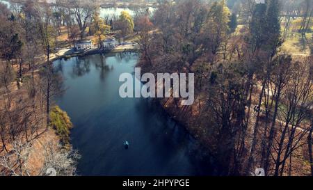 Arial Drohne Flug über See im Park an sonnigen Herbsttag Stockfoto