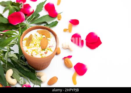 Das spezielle indische Getränk Shahi Bhaang Thandai ist ein mit Cannabis infundiertes kühlendes Getränk aus Bhang, Milch, eingeweicht in trockenen Früchten wie Badam Pista Stockfoto