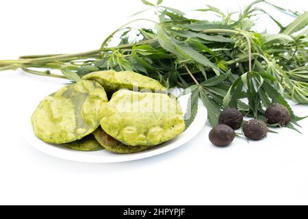 Green Poori, Auch Puri Genannt, Wird Aus Maida Weizenmehl, Essbaren Cannabisblättern, Auch Bhaang Ke Patte Oder Bhang Ka Patta Genannt, Hergestellt. Verzehrt Auf Indischen Feten Stockfoto