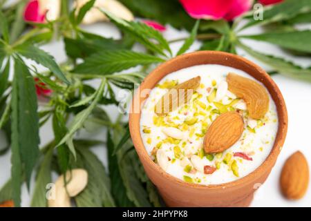 Spezielles indisches Getränk namens Shahi Bhaang Thandai ist ein mit Cannabis infundiertes kühlendes Getränk aus Bhang, Milch, eingeweicht in trockenen Früchten wie Mandeln Badam Pis Stockfoto