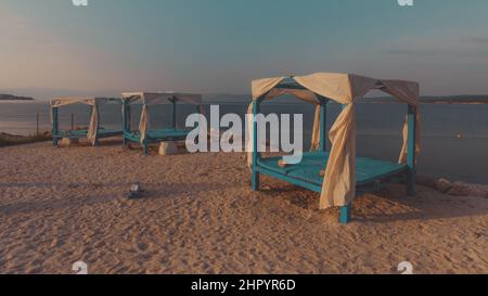 Strand Pergola am Meer im Sommer Morgen, Sommer Urlaubskonzept Stockfoto