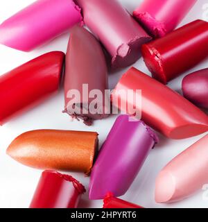Dies ist ein Mädchen besten Freund. Aufnahme von Lippenstiften, die locker vor einem weißen Hintergrund liegen. Stockfoto