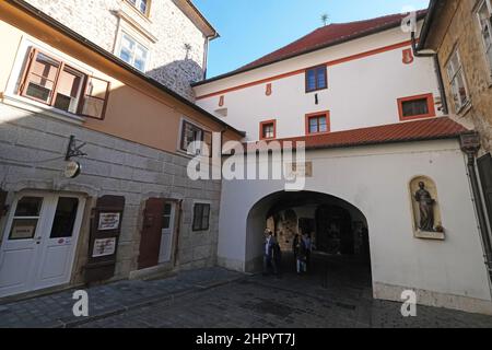 Das berühmte Steintor (Kamenita Vrata), mittelalterliche Struktur, das letzte von fünf ursprünglichen Stadttoren in der Oberstadt von Zagreb, Kroatien gefunden Stockfoto