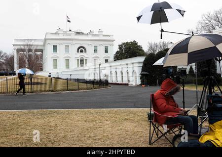 Washington, DC. Am 24. Februar 2022 werden vor dem Westwind des Weißen Hauses am 24. Februar 2022 in Washington, DC, Fernsehkameras aufgestellt.Foto von Oliver Contreras/Pool/ABACAPRESS.COM Stockfoto