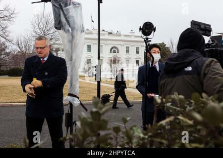 Washington, DC. Am 24. Februar 2022 bereiten sich Reporter auf ihre Live-Hits vor, die außerhalb des Westwindes des Weißen Hauses am 24. Februar 2022 in Washington, DC, zu sehen sind.Foto von Oliver Contreras/Pool/ABACAPRESS.COM Stockfoto