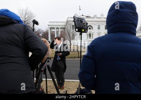 Washington, DC. Am 24. Februar 2022 Bereitet Sich Ein Reporter auf einen Live-Hit vor dem Westwind des Weißen Hauses am 24. Februar 2022 in Washington, DC.Foto von Oliver Contreras/Pool/ABACAPRESS.COM Stockfoto