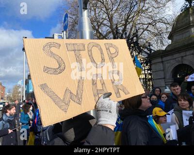 Ukrainer versammelten sich vor dem irischen parlament in Dublin, um gegen die russische Invasion ihres Landes zu protestieren. Bilddatum: Donnerstag, 24. Februar 2022. Stockfoto