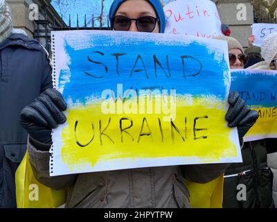 Ukrainer versammelten sich vor dem irischen parlament in Dublin, um gegen die russische Invasion ihres Landes zu protestieren. Bilddatum: Donnerstag, 24. Februar 2022. Stockfoto