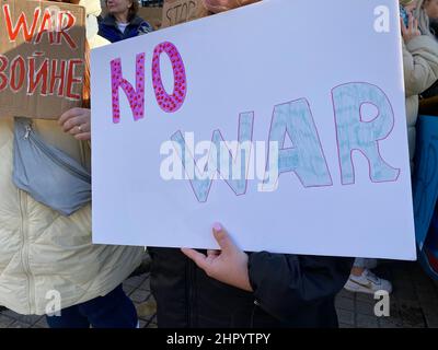 Ukrainer versammelten sich vor dem irischen parlament in Dublin, um gegen die russische Invasion ihres Landes zu protestieren. Bilddatum: Donnerstag, 24. Februar 2022. Stockfoto