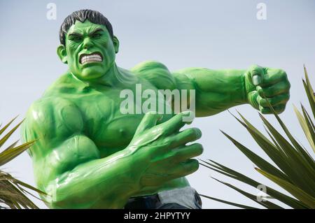 Figur von Marvel Comics Superhelden Charakter The Incredible Hulk, erstellt von Joe Simon und Jack Kirby. In einem Vorstadtgarten. Weymouth. Stockfoto