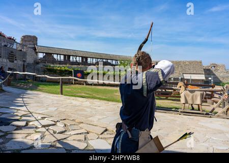 Historische ungarische Bogenschießen zeigen Ritter Turnament in Sumeg Castle Stockfoto