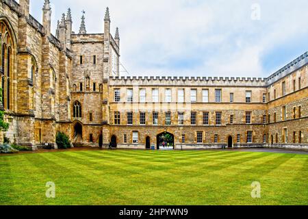 07-2019 Oxford UK - das New College Quad mit knusprig gemähtem Gras und einigen Studenten, die an einem schönen Sommertag an der Oxford University durch den Bogen gehen. Stockfoto