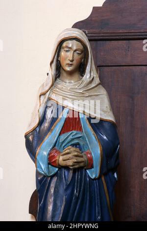 Jungfrau Maria unter dem Kreuz, Statue in der Pfarrkirche St. Margarete in Dubrava, Kroatien Stockfoto