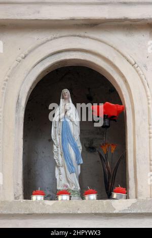 Unsere Liebe Frau von Lourdes, Statue in der Kirche der Himmelfahrt der Jungfrau Maria in Gogovnica, Kroatien Stockfoto