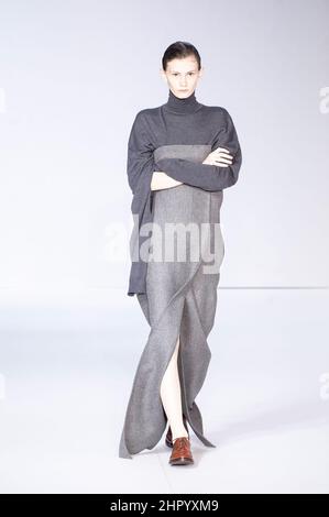 Mailand, Italien. 23rd. Februar 2022. Ein Modell, das Arme kreuzt, geht über die von der Calcaterra entworfene Start- und Landebahn. Calcaterra präsentiert die neue Kollektion ìEclissiî (Eclipse) für den Herbst Winter 2022 auf der Milan Fashion Week Herbst-Winter 2022-2023. (Foto von Valeria Ferraro/SOPA Images/Sipa USA) Quelle: SIPA USA/Alamy Live News Stockfoto