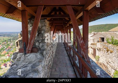 Brückendetail der Burg Sumeg in Ungarn mit Aussicht Stockfoto