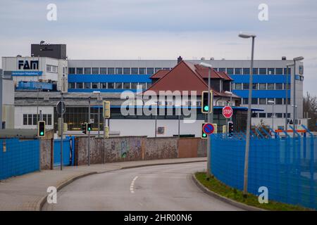 Magdeburg, Deutschland. 24th. Februar 2022. Eine Werkstatt des Anlagenbauers FAM. Die Unternehmensleitung hatte beim Amtsgericht Magdeburg einen Antrag auf Eröffnung eines Insolvenzverfahrens in der Selbstverwaltung gestellt. Quelle: Klaus-Dietmar Gabbert/dpa-Zentralbild/ZB/dpa/Alamy Live News Stockfoto