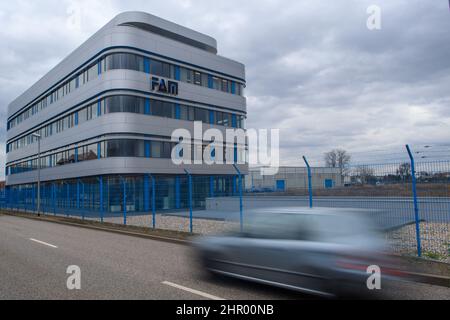 Magdeburg, Deutschland. 24th. Februar 2022. Ein Verwaltungsgebäude des Anlagenbauers FAM. Die Unternehmensleitung hatte beim Amtsgericht Magdeburg einen Antrag auf Eröffnung eines Insolvenzverfahrens in der Selbstverwaltung gestellt. Quelle: Klaus-Dietmar Gabbert/dpa-Zentralbild/dpa/Alamy Live News Stockfoto