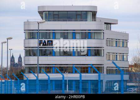 Magdeburg, Deutschland. 24th. Februar 2022. Das Verwaltungsgebäude des Anlagenbauers FAM. Die Unternehmensleitung hatte beim Amtsgericht Magdeburg einen Antrag auf Eröffnung eines Insolvenzverfahrens in der Selbstverwaltung gestellt. Quelle: Klaus-Dietmar Gabbert/dpa-Zentralbild/ZB/dpa/Alamy Live News Stockfoto