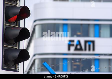 Magdeburg, Deutschland. 24th. Februar 2022. Vor der Fassade eines Verwaltungsgebäudes des Anlagenbauers FAM ist eine rote Ampel zu sehen. Die Unternehmensleitung hatte beim Amtsgericht Magdeburg einen Antrag auf Eröffnung eines Insolvenzverfahrens in der Selbstverwaltung gestellt. Quelle: Klaus-Dietmar Gabbert/dpa-Zentralbild/ZB/dpa/Alamy Live News Stockfoto