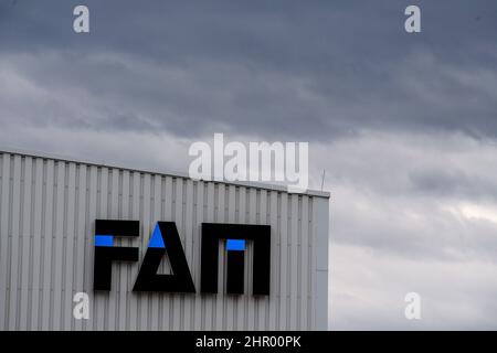 Magdeburg, Deutschland. 24th. Februar 2022. Dunkle Wolken hängen über einer Halle des Anlagenbauers FAM. Die Unternehmensleitung hatte beim Amtsgericht Magdeburg einen Antrag auf Eröffnung eines Insolvenzverfahrens in der Selbstverwaltung gestellt. Quelle: Klaus-Dietmar Gabbert/dpa-Zentralbild/dpa/Alamy Live News Stockfoto