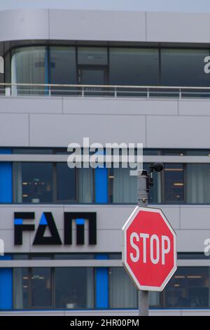 Magdeburg, Deutschland. 24th. Februar 2022. Vor der Fassade eines Verwaltungsgebäudes des Anlagenbauers FAM ist ein Stoppschild zu sehen. Die Unternehmensleitung hatte beim Amtsgericht Magdeburg einen Antrag auf Eröffnung eines Insolvenzverfahrens in der Selbstverwaltung gestellt. Quelle: Klaus-Dietmar Gabbert/dpa-Zentralbild/ZB/dpa/Alamy Live News Stockfoto