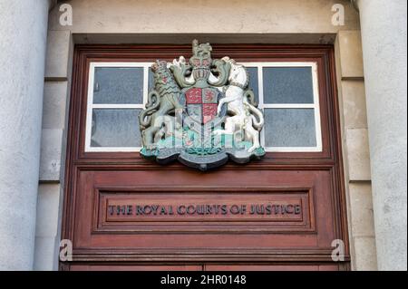 Belfast, Großbritannien - 19. Februar 2022: Das Schild für die Royal Courts of Justice im Stadtzentrum von Belfast. Stockfoto