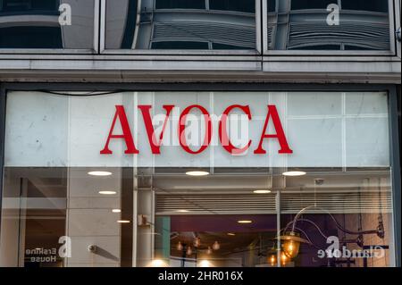 Belfast, Großbritannien - 19. Februar 2022: Das Schild nach Avoca im Stadtzentrum von Belfast. Stockfoto