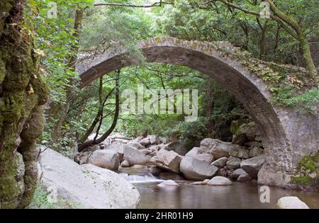 Korsika: Die Genoise Pont Zaglia in den Schluchten von Spelunca Stockfoto