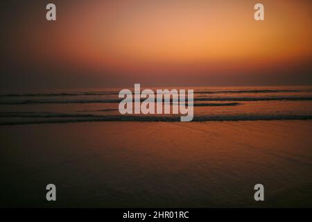 Dhaka, Dhaka, Bangladesch. 23rd. Februar 2022. Wunderschöner pastellfarbener Sonnenuntergang am längsten Strand der Welt in Cox's Bazar. 23. Februar 2022. Cox's Bazar, Bangladesch. (Bild: © Nayem Shaan/ZUMA Press Wire) Stockfoto