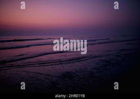 Dhaka, Dhaka, Bangladesch. 23rd. Februar 2022. Wunderschöner pastellfarbener Sonnenuntergang am längsten Strand der Welt in Cox's Bazar. 23. Februar 2022. Cox's Bazar, Bangladesch. (Bild: © Nayem Shaan/ZUMA Press Wire) Stockfoto