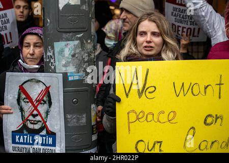 24. Februar 2022: Ukrainische Bürger aus Istanbul protestierten gegen Russlands Intervention in der Ukraine. Die Demonstranten, die Banner und ukrainische Flaggen hielten, versammelten sich in der Istiklal-Straße und skandierten am 24. Februar 2022 vor dem russischen Generalkonsulat in Istanbul, Türkei, Parolen gegen Russland und Putin. Mitglieder der türkischen Nichtregierungsorganisation Free Thought and Education Rights Association schlossen sich dem Protest nach Mittag an. Gemeinsam gaben sie die Botschaft, dass die Besetzung der Russischen Föderation in der Ukraine sofort gestoppt werden muss. (Bild: © Tolga Ildun/ZUMA Pres Stockfoto