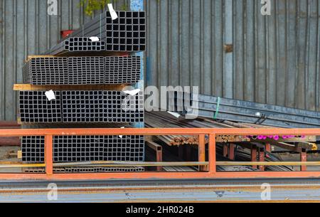 Quadratische Form Stahlrohre Rohre Baumaterial Lager Stockfoto