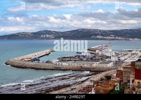 Tanger, Marokko - Januar 24 2018: Tanger City Port (Französisch: Port de Tanger Ville) von einem der malerischen Aussichtspunkte der Medina aus gesehen. Stockfoto