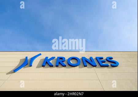 Neutraubling, Deutschland. 24th. Februar 2022. Logo der Krones AG auf einem Fabrikgebäude. Quelle: Armin Weigel/dpa/Alamy Live News Stockfoto